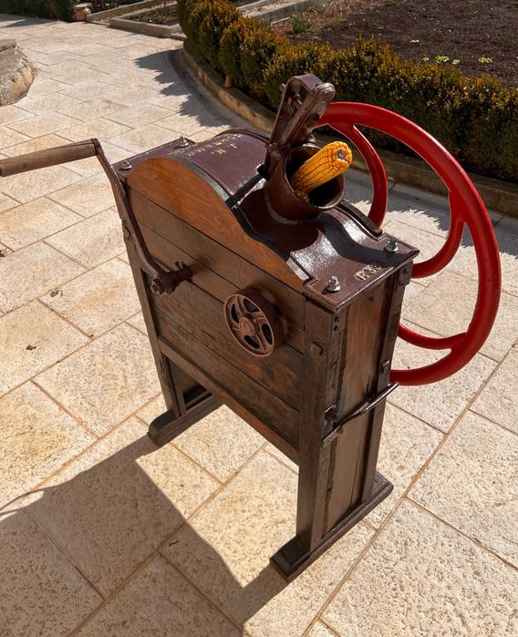 Старинна машина за ронене на царевица