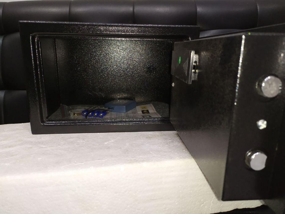 Сейфы с кодовыми замками, разных расцветок