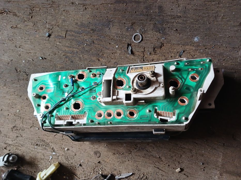 Щиток приборов Мазда 323 на 1986г