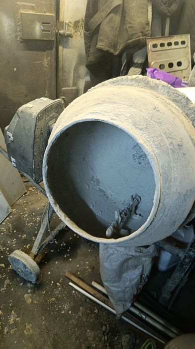 Бетономешалка в хорошем состоянии.