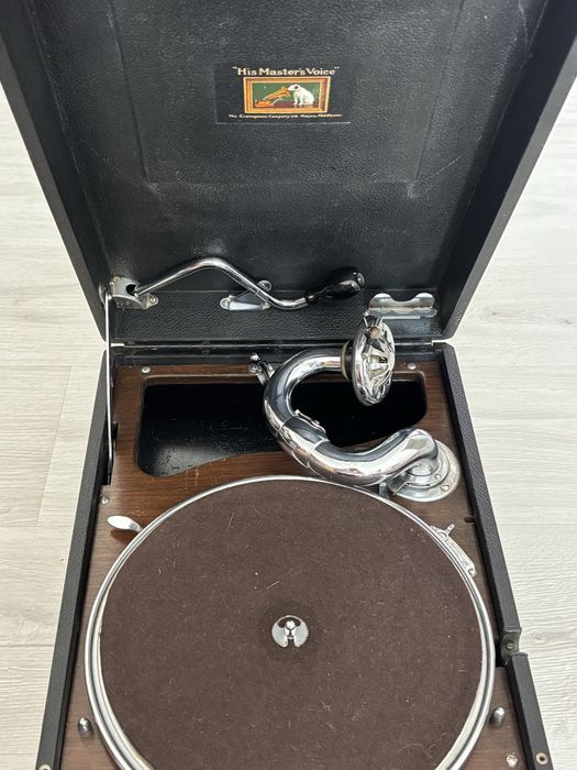 Gramofon portabil antic ( Hi’s Master’s Voice “ HMV MODEL 101/102 CCA 1925 -1931
