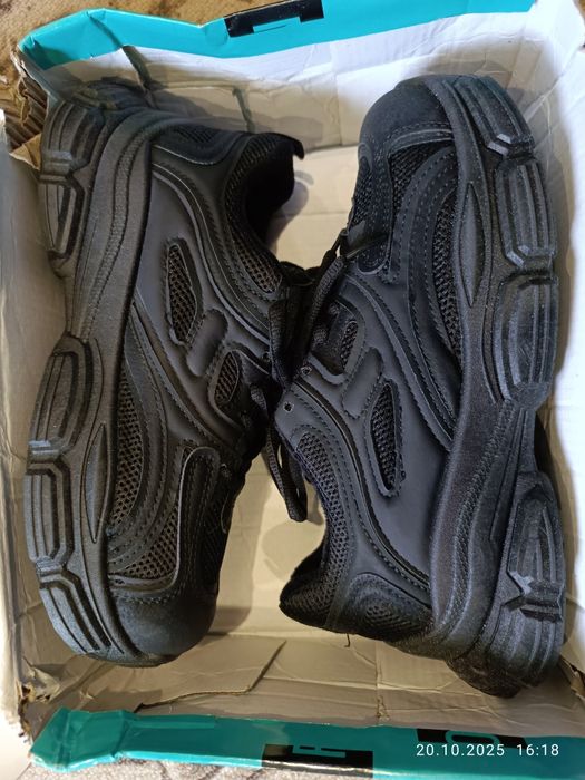 демисезонные кроссовки