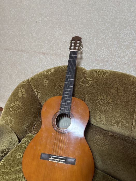Продаётся классическая гитара Yamaha C40