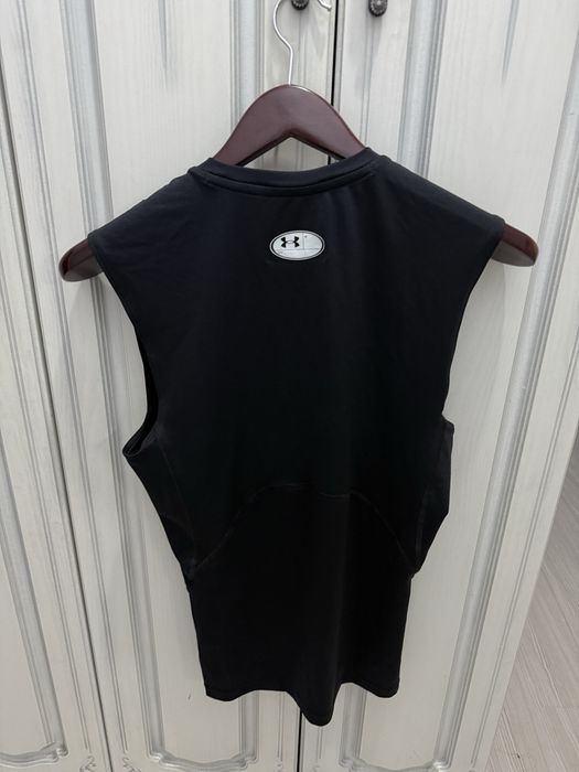компрессионная майка Under Armour.