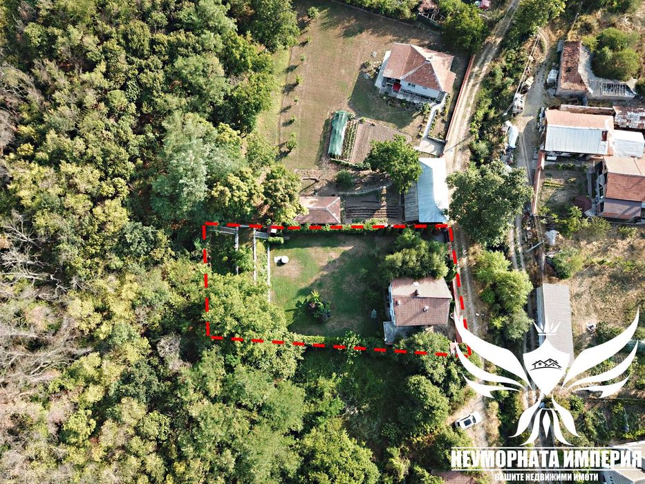 Двуетажна къща с гараж 300РЗП с 900кв. двор село Нови Извор