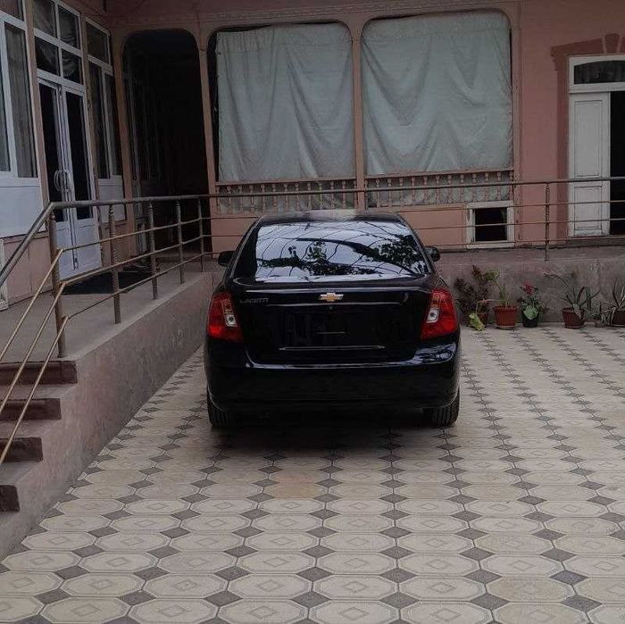 Qora Gentra avtomashinasi