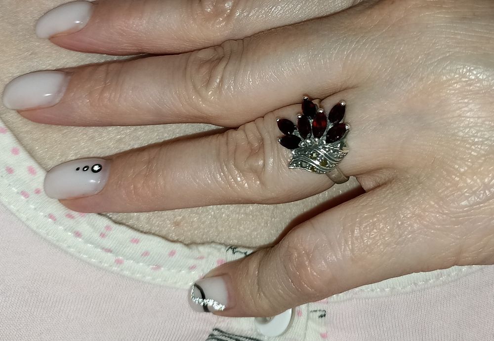 Продам Серебряное колье с Гранатом