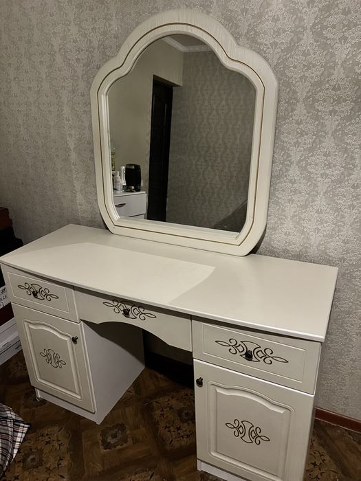 Продам туалетный столик