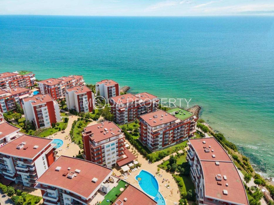 Двустаен апартамент с изглед към басейна на първа линия в Свети Влас