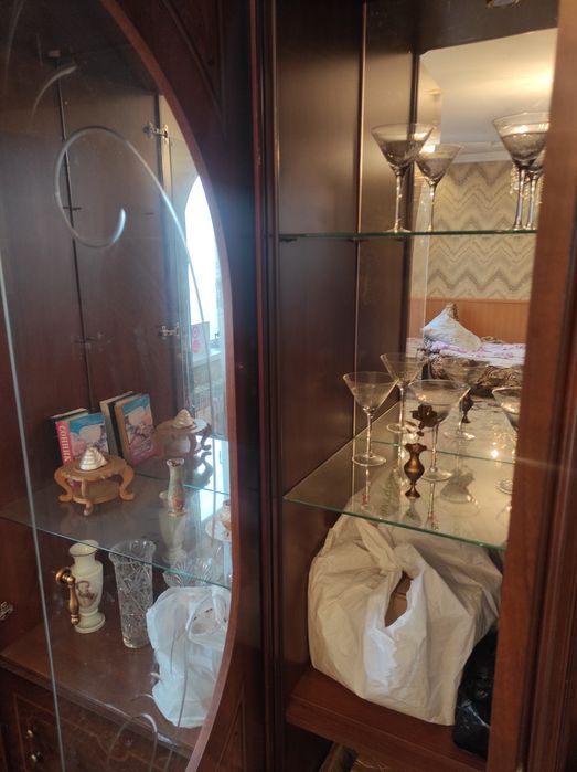 Продам сервант шкаф для посуды