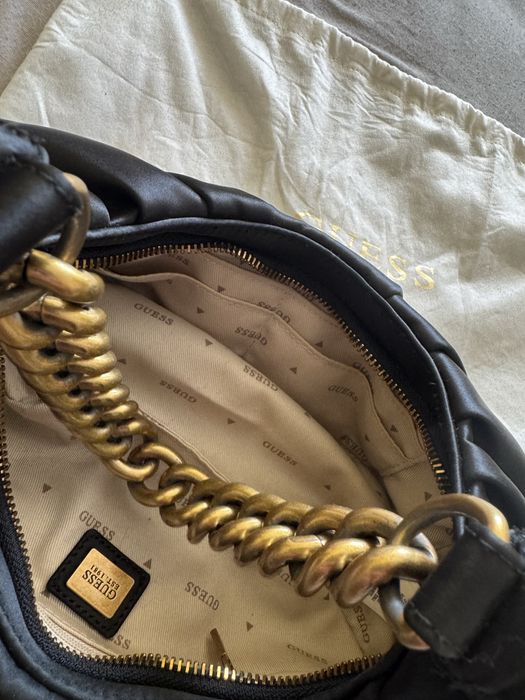 Стилна чанта на Guess