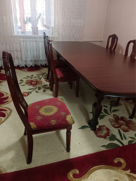 Продам овальный стол с 6 стульями