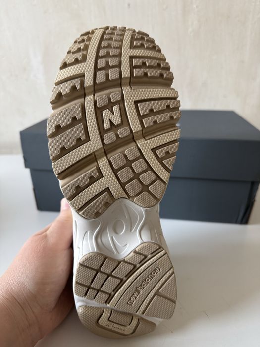 Продам кроссовки женские