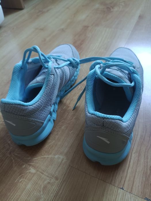 Кроссовки женские