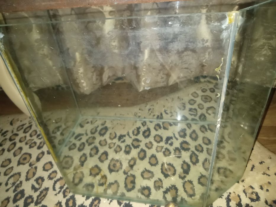 Аквариум . Маленький . Верх течет