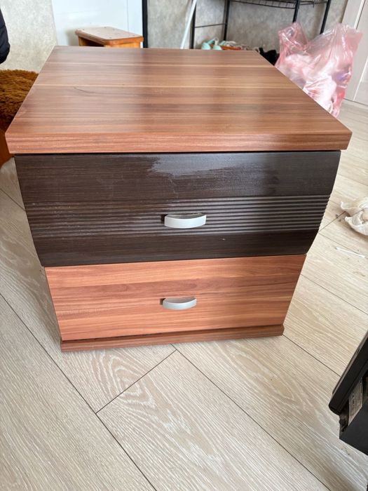 Продам две прикроватные тумбочки