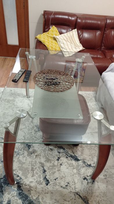 Маса със стъклен плот