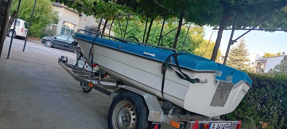 Лодка с двигател