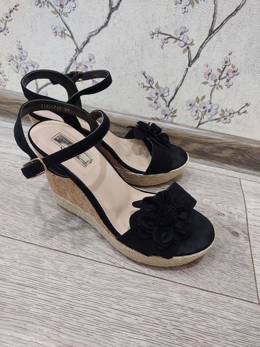 Продам босоножки