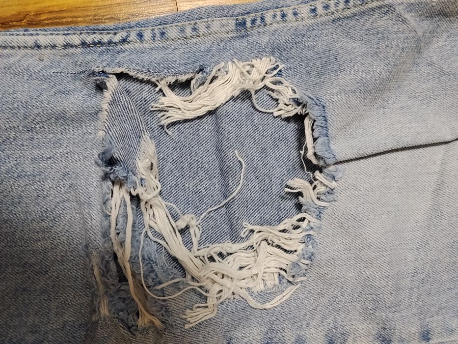 Blugi wide leg decupați in genunchi Zara