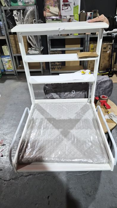 Masă de înfășat Badabulle, montaj pe perete, nouă, nefolosită.