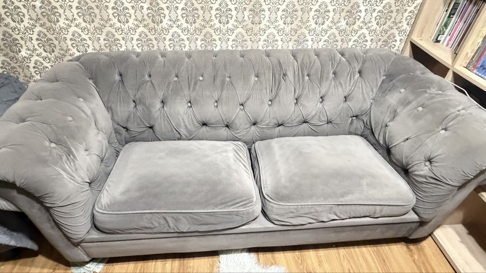 Vând canapea neextensibilă, din catifea, are lipsă 3 nasturi