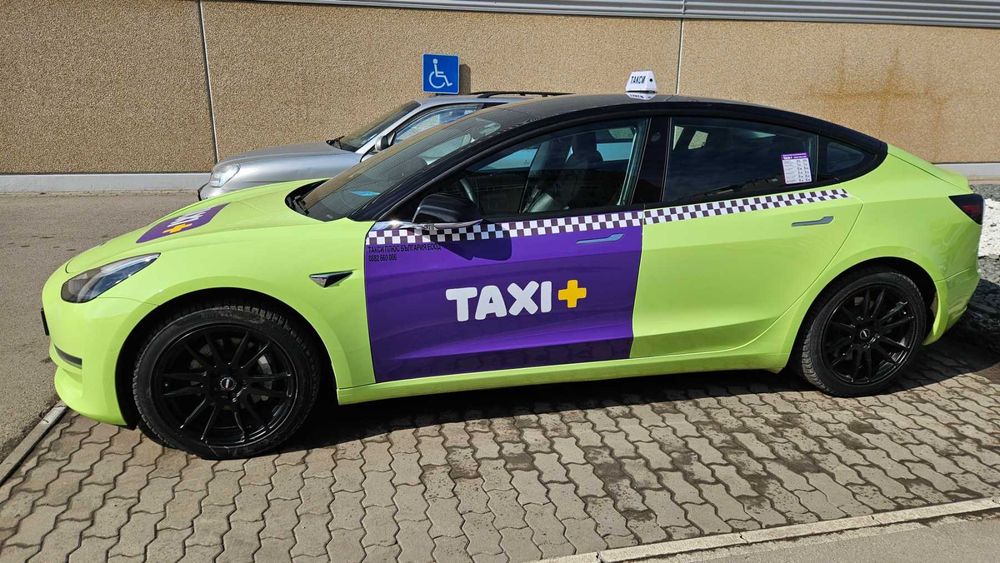 Отдавам на аренда такси Tesla Model 3