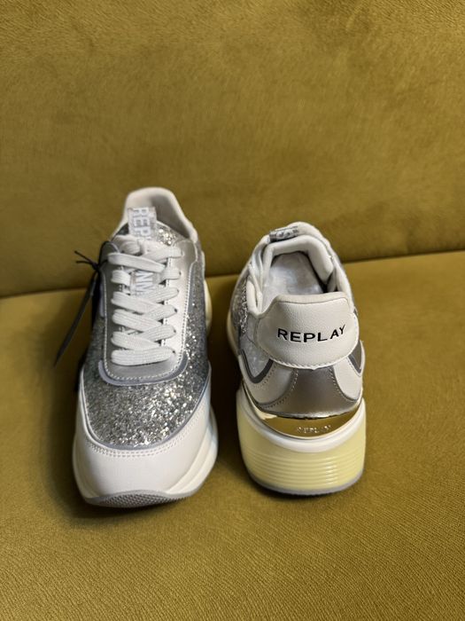 Чисто нови маратонки на Replay