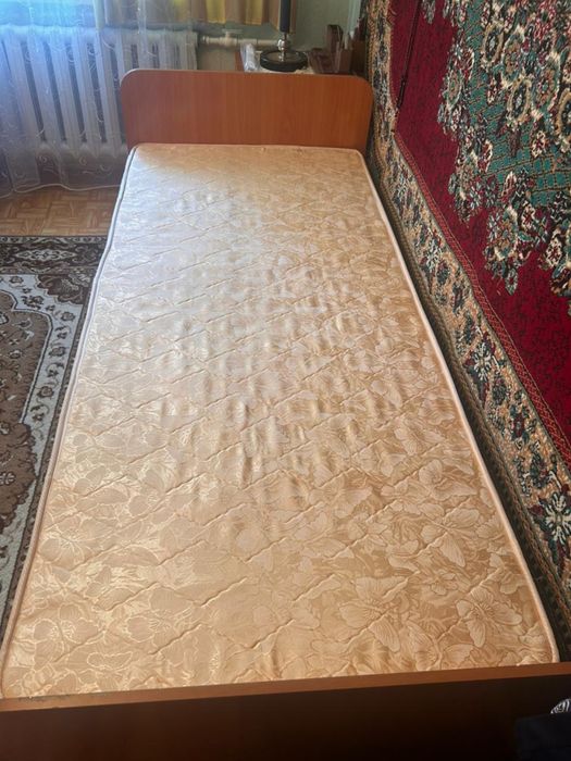 Кровать односпальная с матрасом
