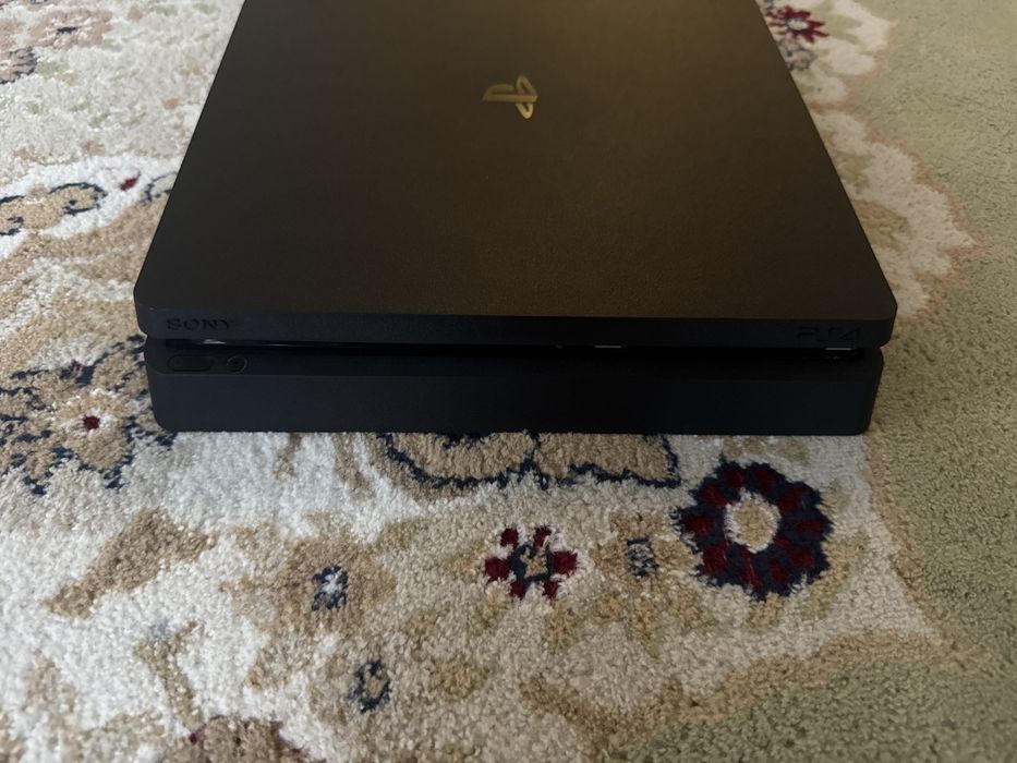 Продам Sony PlayStation 4 Slim + 2 джойстика