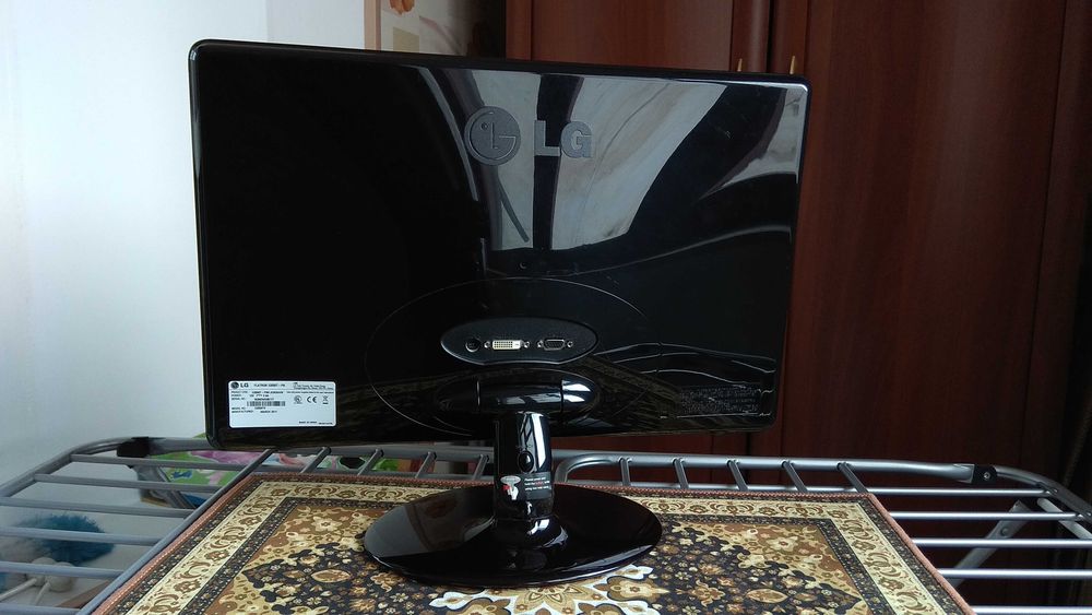 Монитор LG Flatron E2050T 20" WLED 5ms широкоформатный 16:9 VGA + DVI