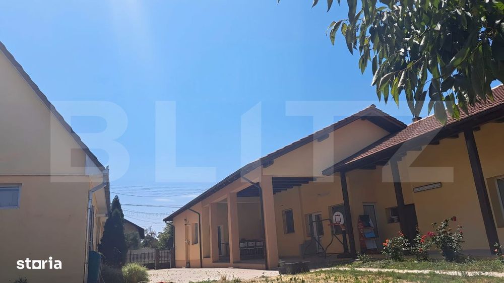 Casa 500 mp, spatiu comercial 122 mp, teren  7900mp - Botiz