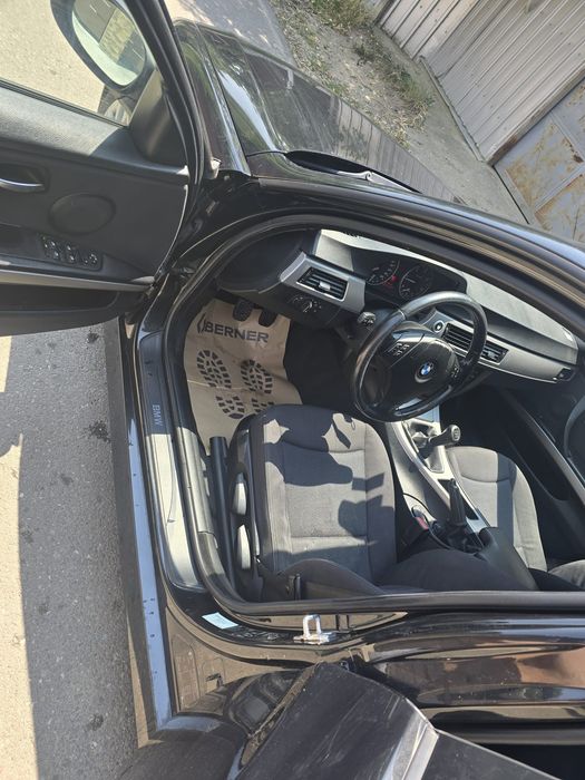 E - 90 / 2006 Mașina funcționează impecabil.