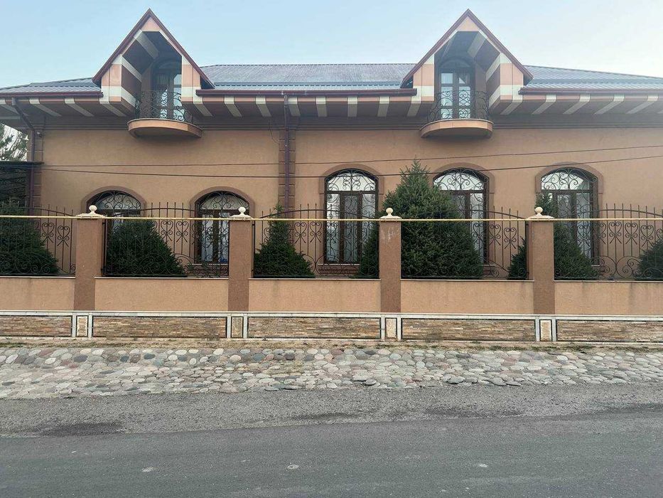 От города Чирчик 7км .Продам виллу на 16 сотках. Все коммуникации.