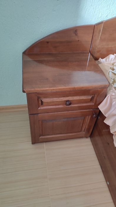 Дървена спалня с две нощни шкафчета