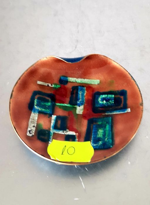 Obiecte vechi din alamă glazurata