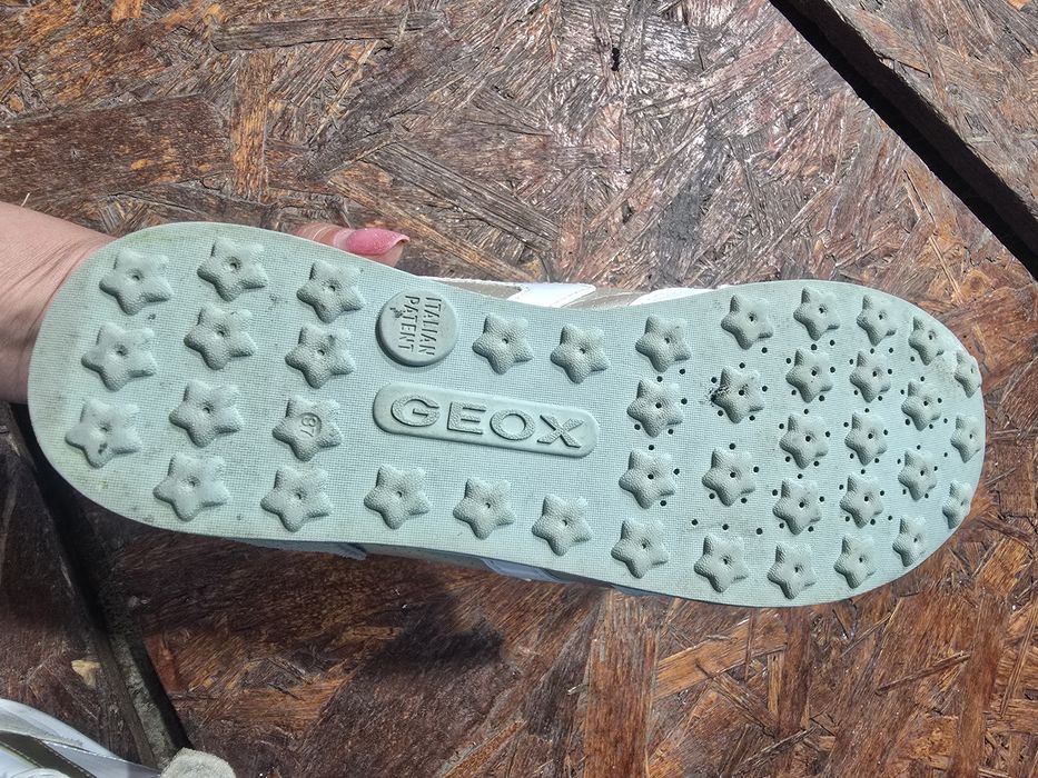 Продавам дамски спортни обувки на Geox