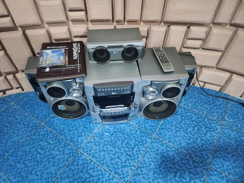 Стол и магнитолу