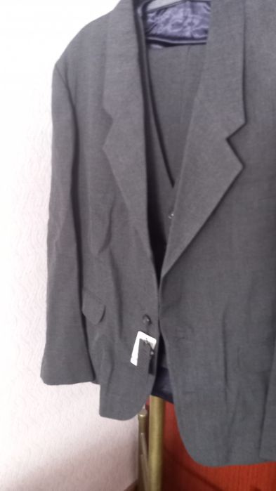 Продам костюм новый