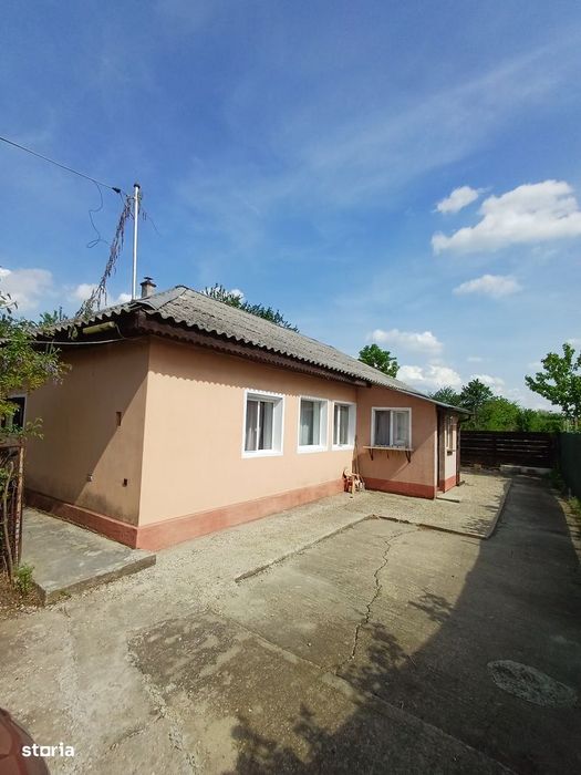 De vanzare casa cu suprafata construita 92mp si curte de 584mp