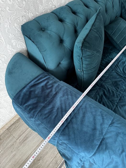 Продам диван. 4 метра. В отличном состоянии.