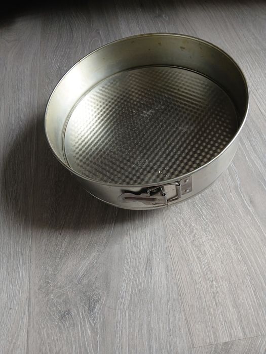 Продаю  Форму для выпечки разъём ,кастрюли,посуду ную