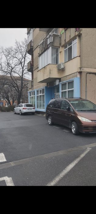 Vînd spațiu comercial