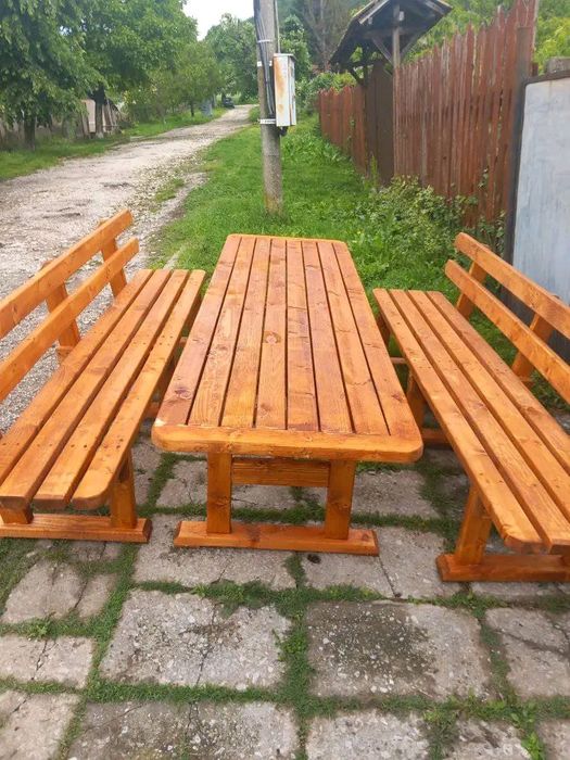 Градински люлки и пейки.