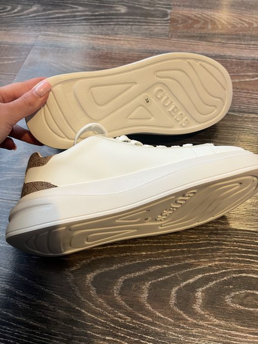Adidași Guess noi, cu eticheta