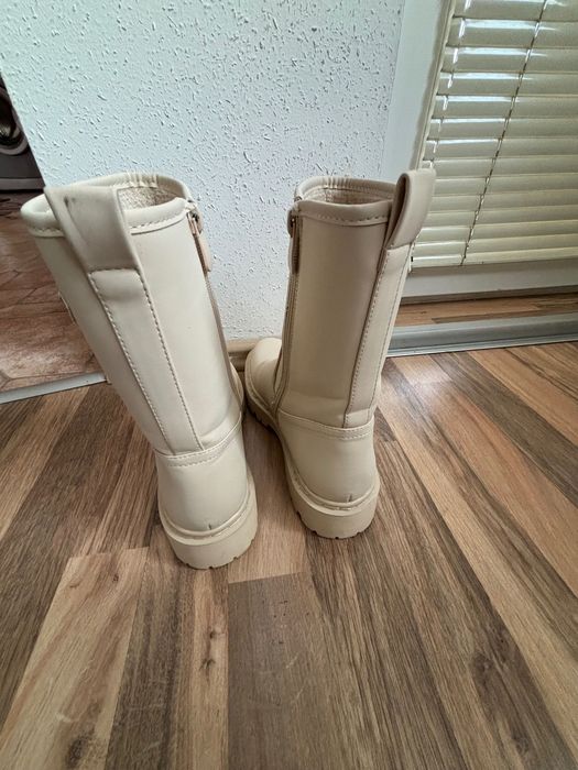 Дамски бежови боти