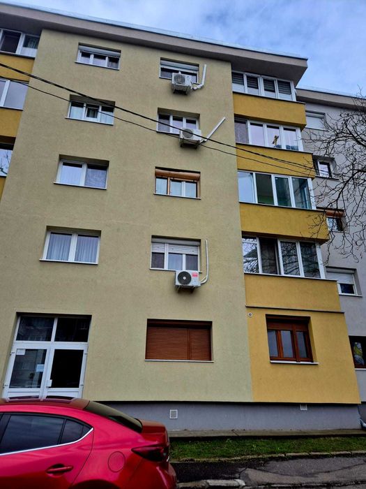 Apartament 3 camere  de vânzare