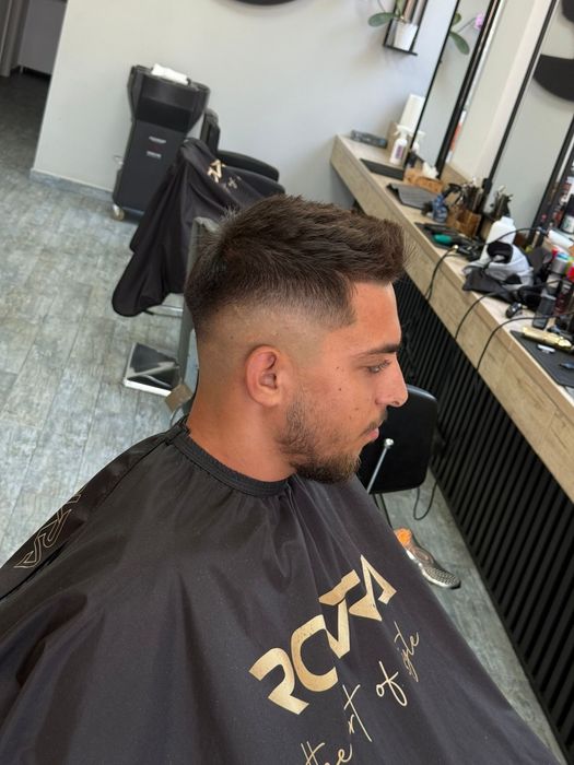 Caut model frizerie pentru tuns/ tuns + barba