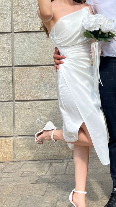 Сатенена бяла рокля