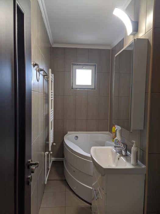 Închiriez apartament 3 camere – zonă centrală